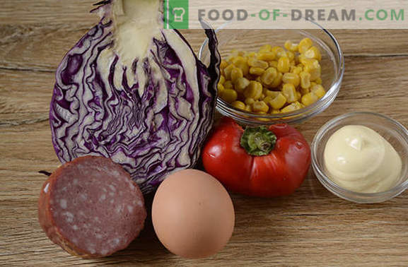 Rotkohlsalat - hell, lecker, Vitamin! Wie man schnell einen Rotkohlsalat mit Pfeffer, Mais, Wurst und Eiern kocht