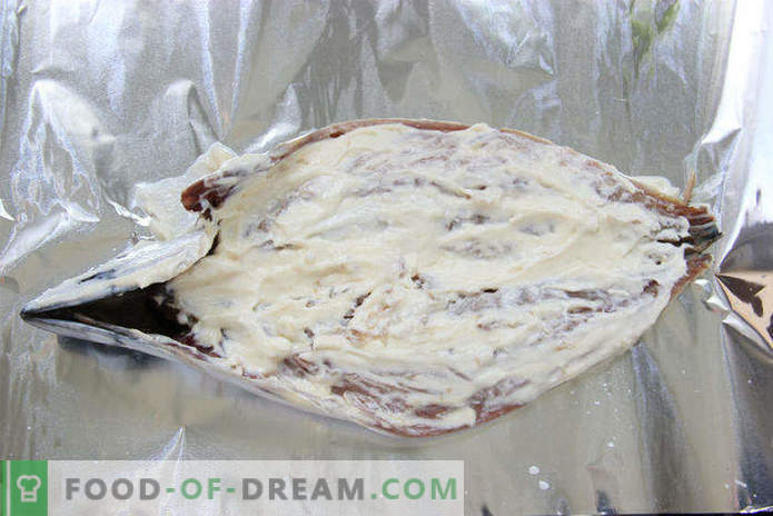 Makrele, in Ofen gebacken in Folie mit Sauerrahm, Rezept für Schritt