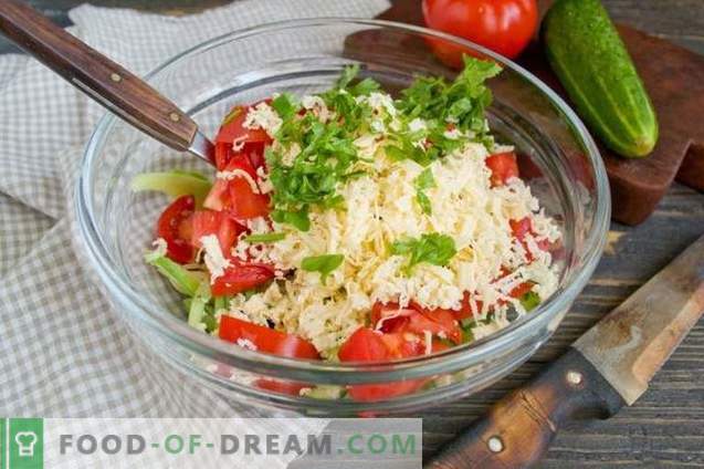 Salat mit Avocado, Tomaten und Gurken