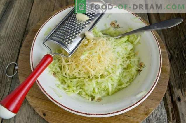 Leckere Zucchini-Krapfen mit Käse und Knoblauch
