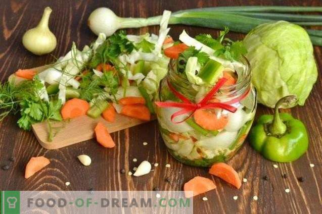 Salat von eingelegtem Gemüse für den Winter