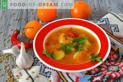 Suppe mit Linsen, gelben Tomaten und jungen Kartoffeln