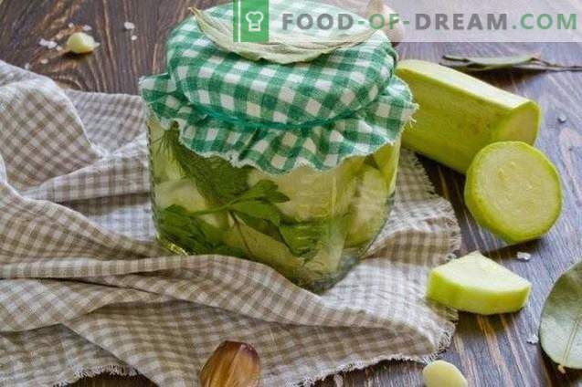 Konservierte Zucchini mit Dill und Knoblauch