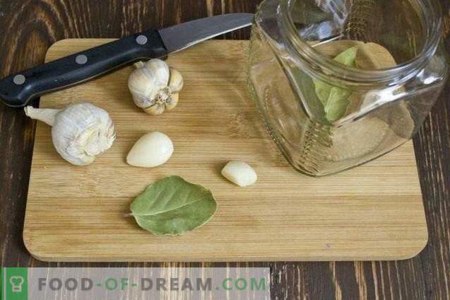 Konservierte Zucchini mit Dill und Knoblauch