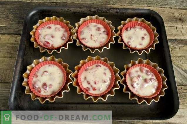 Muffins auf mit Erdbeeren gefülltem Kefir