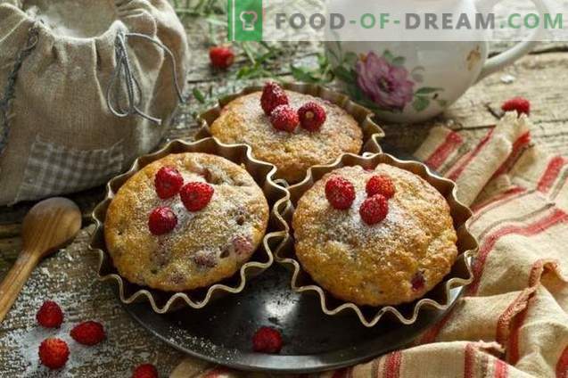 Muffins auf mit Erdbeeren gefülltem Kefir
