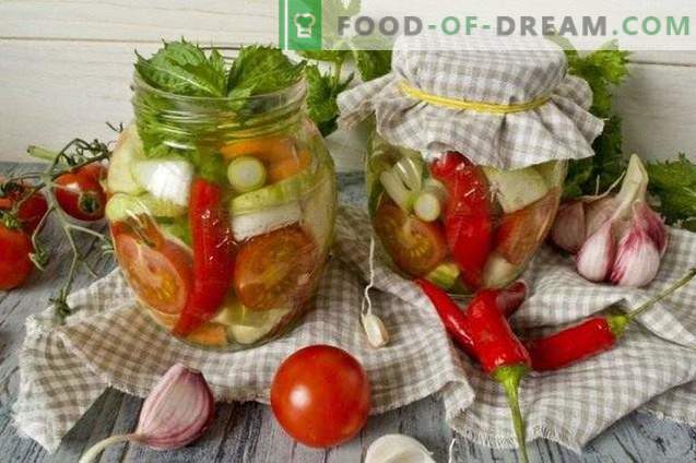 Salat von eingelegtem Gemüse mit Chili und Minze für den Winter