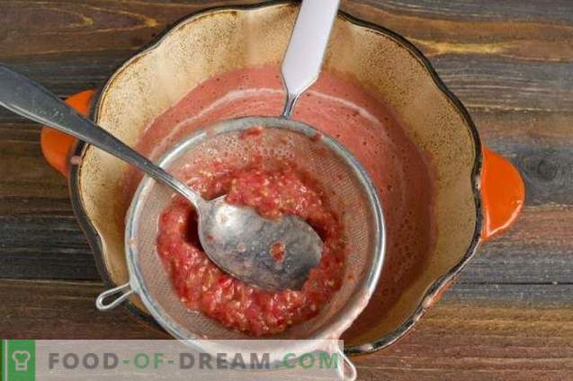 Hausgemachter Tomatensaft im Mixer