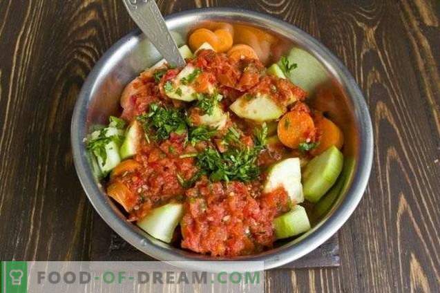 Calabacines con zanahorias, guisados ​​en salsa de verduras, para el invierno