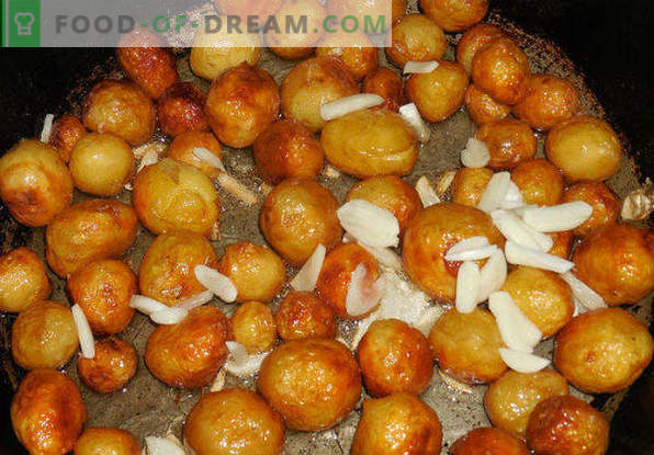 Wie man Kartoffeln in einer Pfanne mit goldener Kruste, Zwiebeln, Fleisch, Pilzen brät