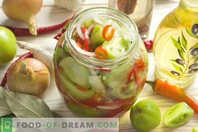 Salade de tomates vertes aux oignons et poivrons pour l'hiver