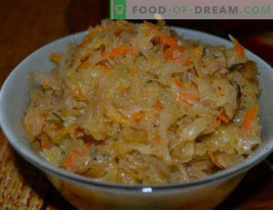 Sauerkraut in einer Pfanne in einem langsamen Kochtopf mit Fleisch, Kartoffeln, Hühnchen und Wurst