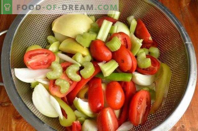 Grüne Peperoni in Apfel- und Tomatenfüllung