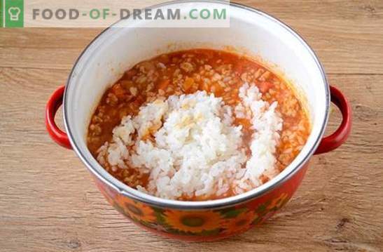 Rijst met gehakt en groenten in een tomaat: fantasie over de risotto van beschikbare producten. Fotorecept voor het koken van rijst met gehakt en groenten in tomaat: stap voor stap