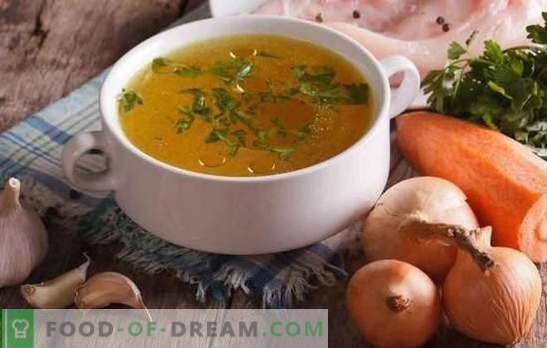 Transparente Hühnerbrühe ist die Basis für leckere und schöne Suppen. Wie Sie die Hühnerbrühe zu Hause aufhellen können