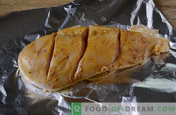 Hühnerfilet in Folie in einem langsamen Kocher: eiweißiges und kalorienarmes Gericht. Abwechslungsreiche Ernährung - backe die Brust in Folie in einem langsamen Kocher!