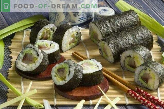 Sushi-Maki mit geräuchertem Aal und Lauchzwiebeln