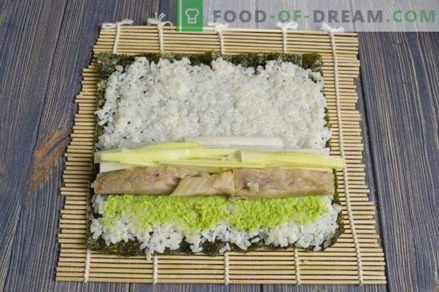 Sushi-Maki mit geräuchertem Aal und Lauchzwiebeln