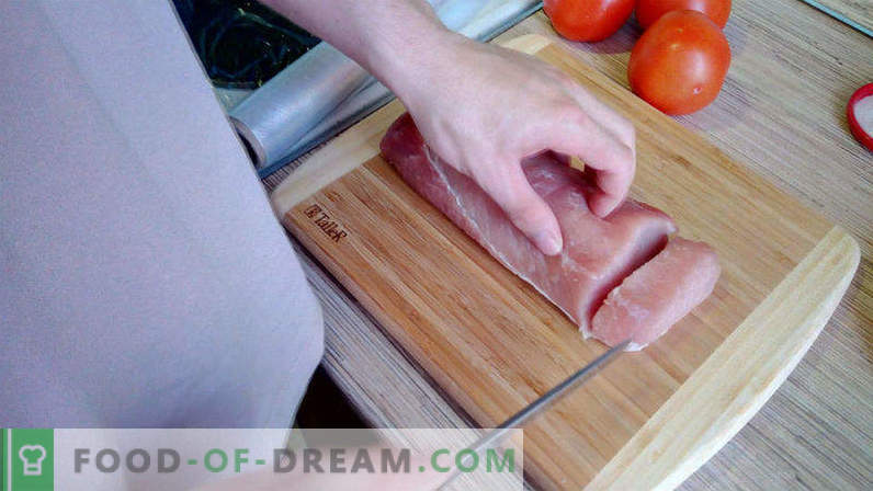 Schweinefleisch im Ofen mit Tomaten und Käse, Schweineschnitzel im Ofen