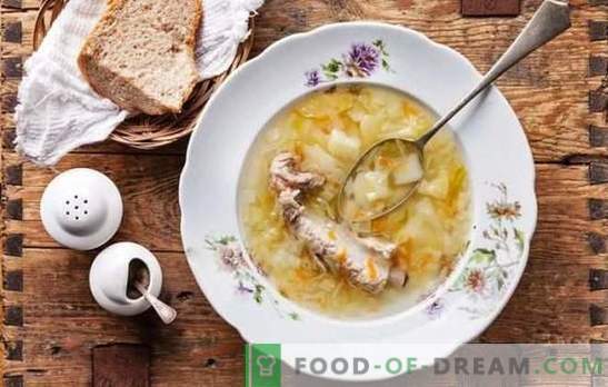 Frühlingsmenu - Sauerkrautauflauf. Fisch, Fleisch, Pilze und magere Suppe mit Sauerkraut