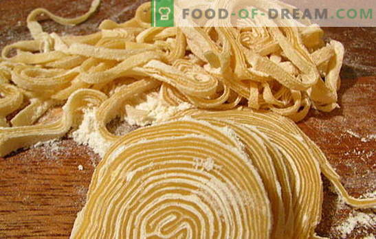 Hausgemachte Spaghetti: ein Meisterwerk der Hausmannskost! Wie man Spaghetti zu Hause macht: Rezepte für nahrhaftes und sparsames Essen