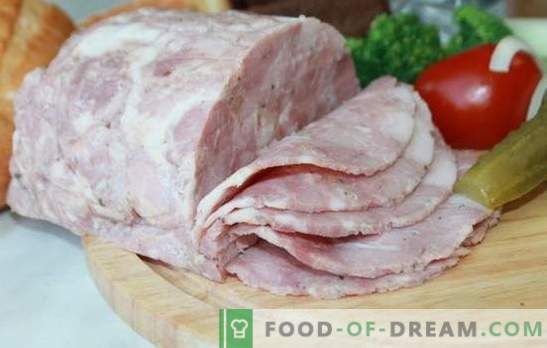 Hausgemachter Schweineschinken mit Champignons, Pflaumen und Nüssen. Gebackener und gekochter Schweinefleischschinken im Schinken