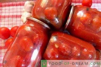 Tomaten in Tomatenpaste für den Winter